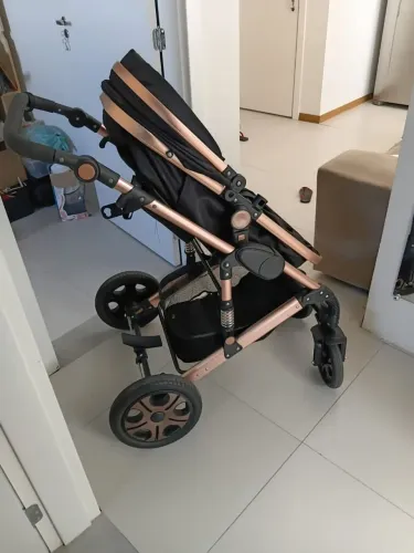 Carrinho de bebê com bebe conforto