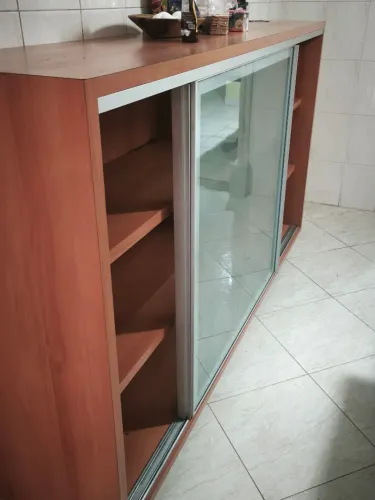 Armário de Cozinha com porta de correr em madeira maciça 