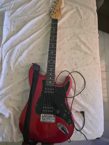 Vendo guitarra stratorcaster junto com kit completo.