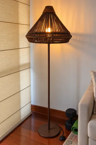 Luminária de piso artesanal em fibra trançada