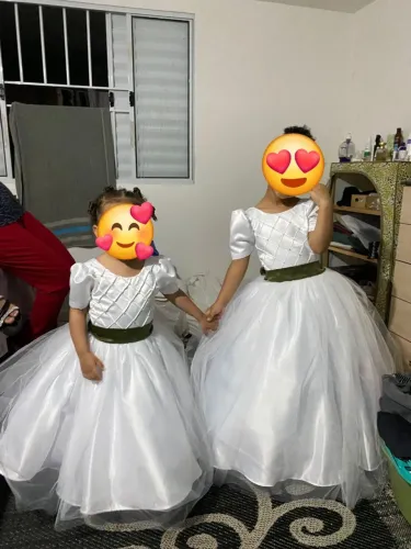 2 Vestidos de daminha.