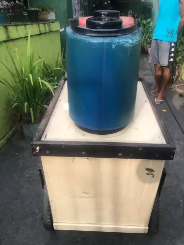 Carrinho de madeira com duas Suqueiras