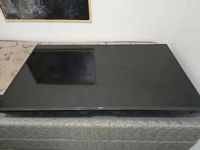 TV Samsung 60" UN60KU6000GXZD (Tela trincada)