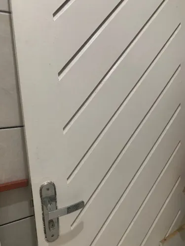 Porta de madeira com trinco