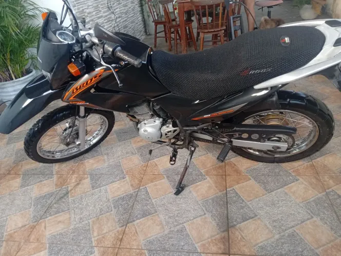 Vendo moto Bros 150, partida elétrica, dois pneus zero, jogo de tração zero,emplacada 2026