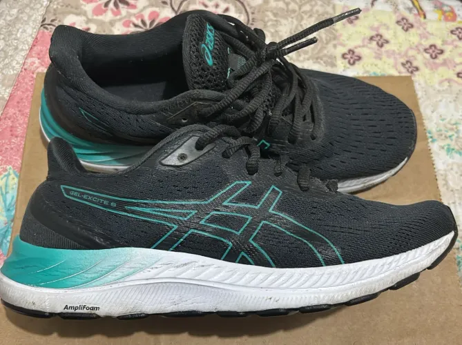 Tênis Asics tamanho 36 sem nenhum detalhe 