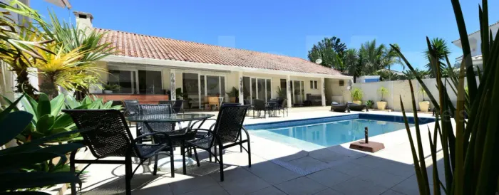 Casa À VENDA no condomínio Jardim Acapulco Guarujá.