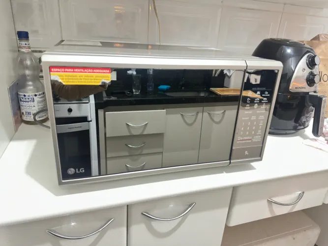 Micro-ondas LG Easy Clean Prata 30L MS3095LR