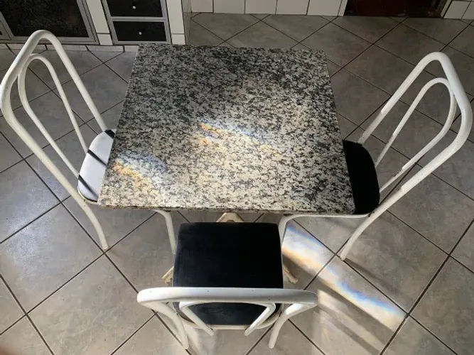 Mesa de ferro e mármore com cadeiras