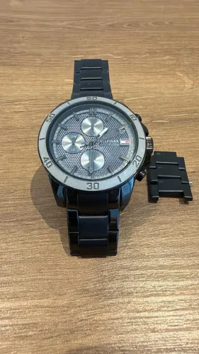 Relógio Tommy masculino Aço na cor preta (Com um pequeno trinco no vidro)