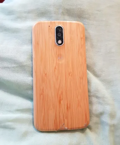 edição especial do Motorola Moto G4 Plus com acabamento em bambu