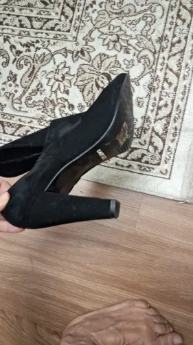 vendo  2 botas Shutz de camurça  numero 37  preta 100,00,, vermelha numero 35,  150