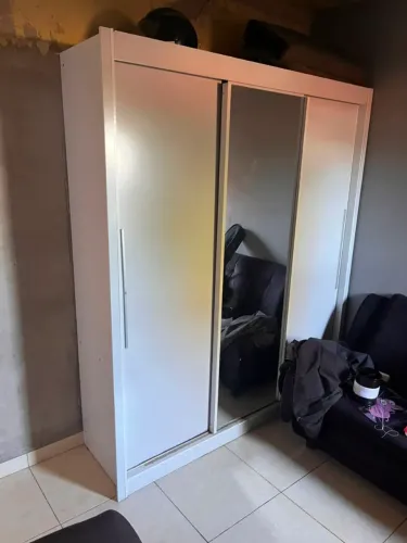 Vendo guarda roupa de casal/solteiro grande com três porta duas gavetas um espelho
