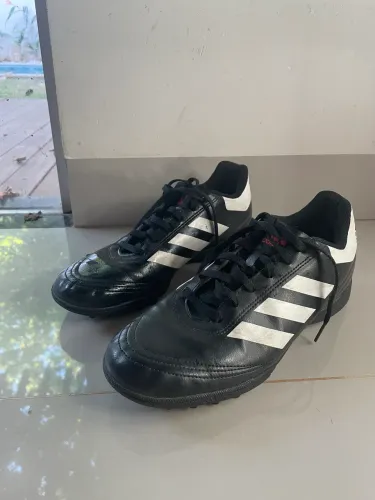 Chuteira adidas de society