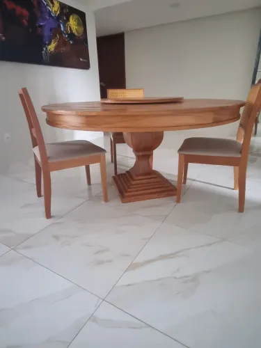 MESA REDONDA DE MADEIRA COM PRATO GIRATÓRIO