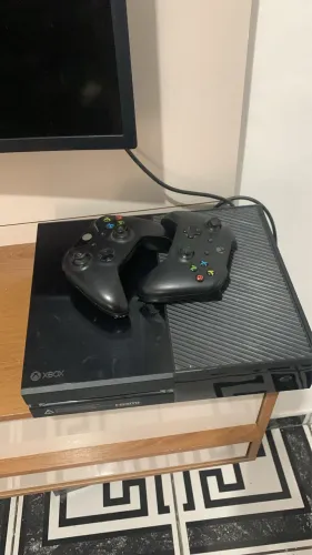 Vendo Xbox com 2 controles e jogos fifa 26 / call of duty e outros jogos na biblioteca