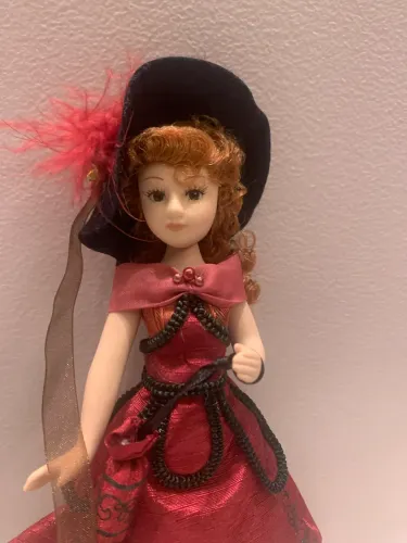 boneca de porcelana da coleção Planeta DeAgostini "Damas de Época