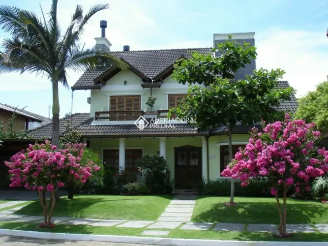 Auxiliadora Predial aluga belíssima casa em Jurerê Internacional, Florianópolis.