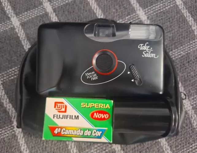 Câmera fotográfica com 2 filmes