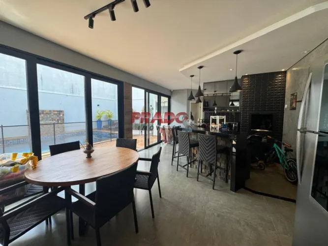 Sobrado à venda em Maringá, Jardim Pinheiros III, com 1 quarto, com 261 m²