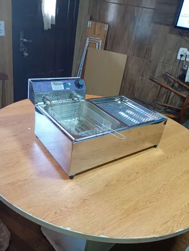 Vendo fritadeira elétrica com escorredor 5L chapa com prensa.