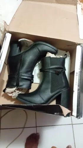 Bota cano curto preta 33/34