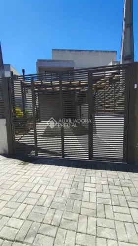 Casa à venda com 3 dormitórios, sendo 1 suíte, no bairro Campeche.