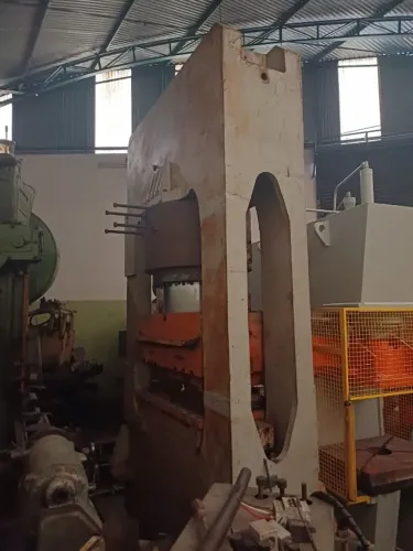 Prensa Hidráulica Tipo H 1.000 Ton - Mesa 1.400 x 700 mm