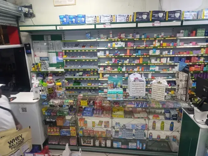 frente de farmacia ,completa,04 gondulas,05 vitrine de vidros,04 bancao de atendimento.