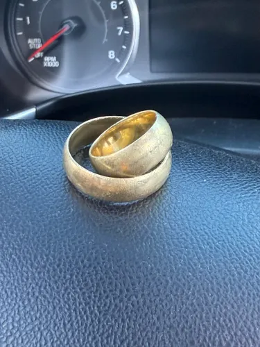 Vendo par de alianças 17k simplesmente contaminado