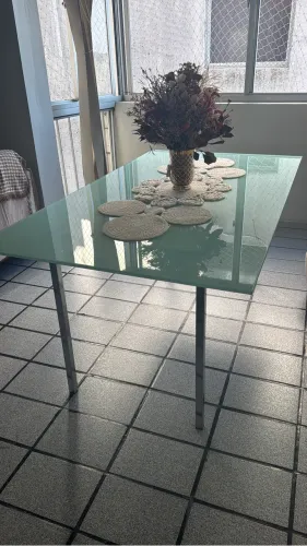 Mesa de vidro com inox