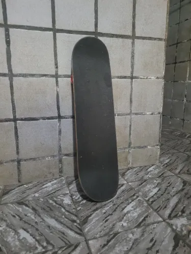 Vendo skate lurk + usado lixa e shape em bom estado, ideal para quem quer reformar