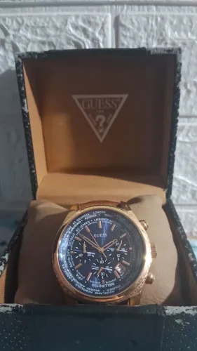 Relógio Guess, Caixa de ouro e bracelete de couro genuíno