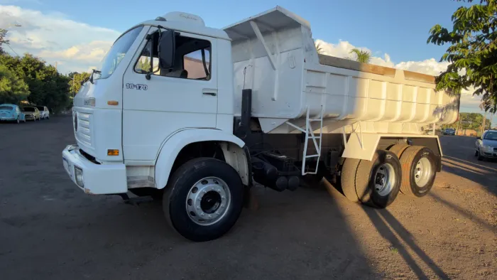 Vw 16.170 truck  ano 1999 Caçamba  é retroescavadeira New Holland B95B 2014 