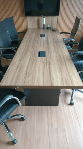 Mesa grande com painel integrado.
