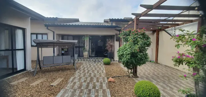 Casa para venda tem 230 metros quadrados com 4 quartos em Cajuru - Curitiba - PR