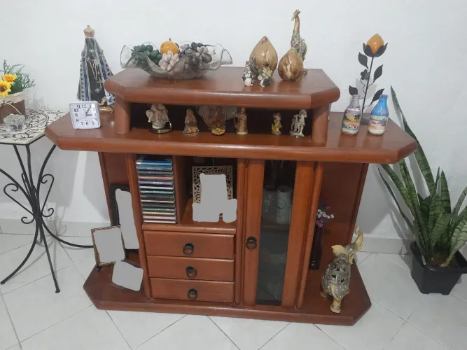 Rack de sala e TV em madeira.