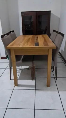 Mesa de jantar c/4 cadeiras
