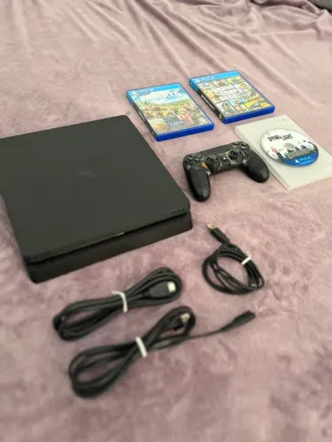 PS4 SLIM 1TB + 2 CONTROLES + 5 JOGOS