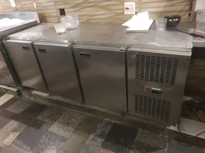 Geladeira de balcão inox, temos 2, em excelente estado, manutenção em dia