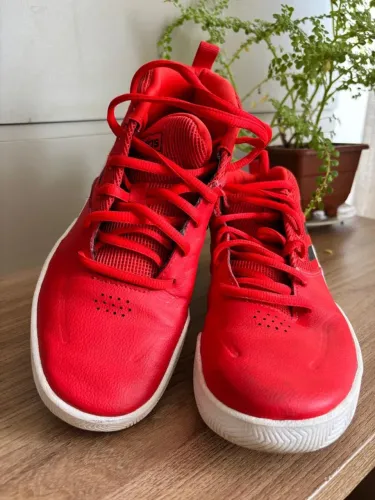 Tênis Adidas - vermelho