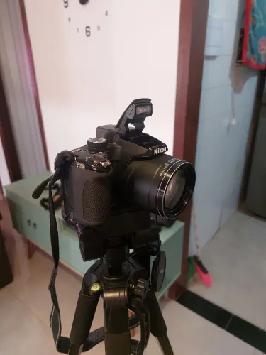 Câmera Nikon com 2 baterias e carregador duplo.