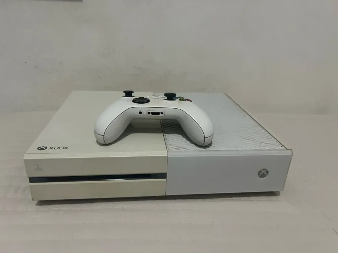 Vendo Xbox one com controle original 800 reais