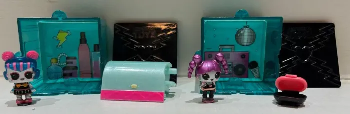 Lote 2 Bonecas LOL Surprise Tiny Toys + Cenários e Acessórios - EUA