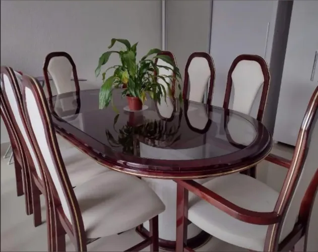 Mesa de jantar 8 cadeiras, balcão, mesa de centro e moldura espelho
