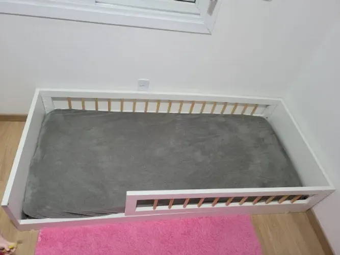 Cama montessoriana, colchão e ripas de madeira