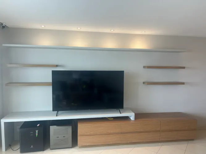 Rack com gavetas e prateleira laca cinza