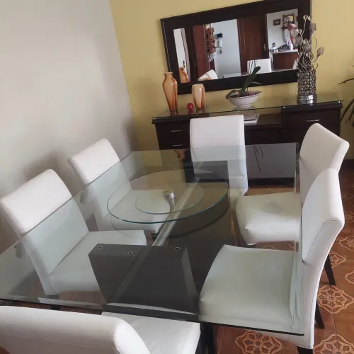 Mesa tampo de vidro 1,40x1,80 06 cadeiras, aparador em madeira marrom escuro, espelho.