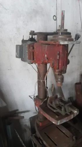 Vendo Furadeira de bancada com motor 1/4- 110 wats,