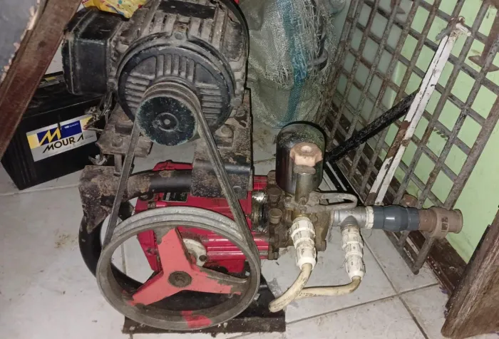 MOTOR COM BOMBA D'ÁGUA.
